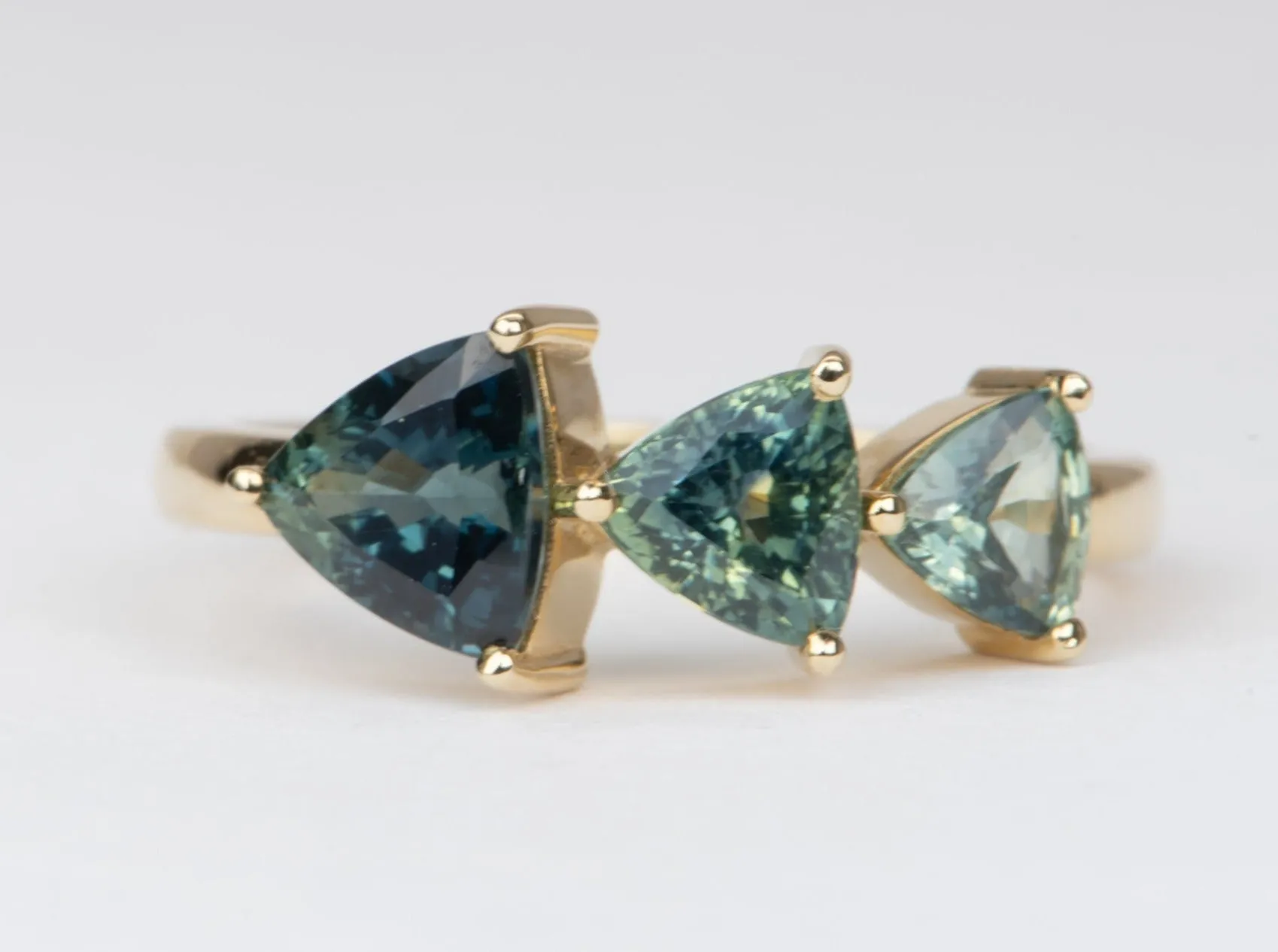 Graduated Size Ombré Teal Sapphire Ring with 2.4ctw in 14K Gold