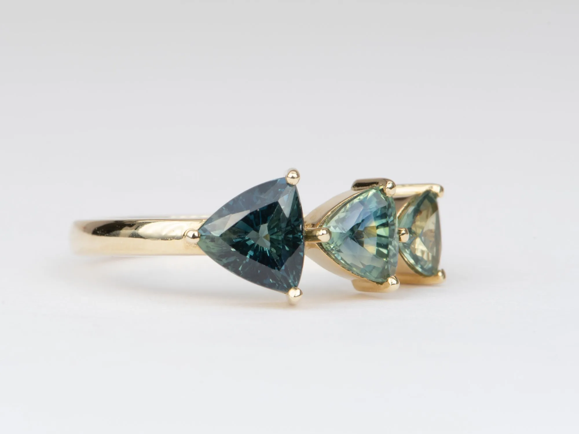 Graduated Size Ombré Teal Sapphire Ring with 2.4ctw in 14K Gold