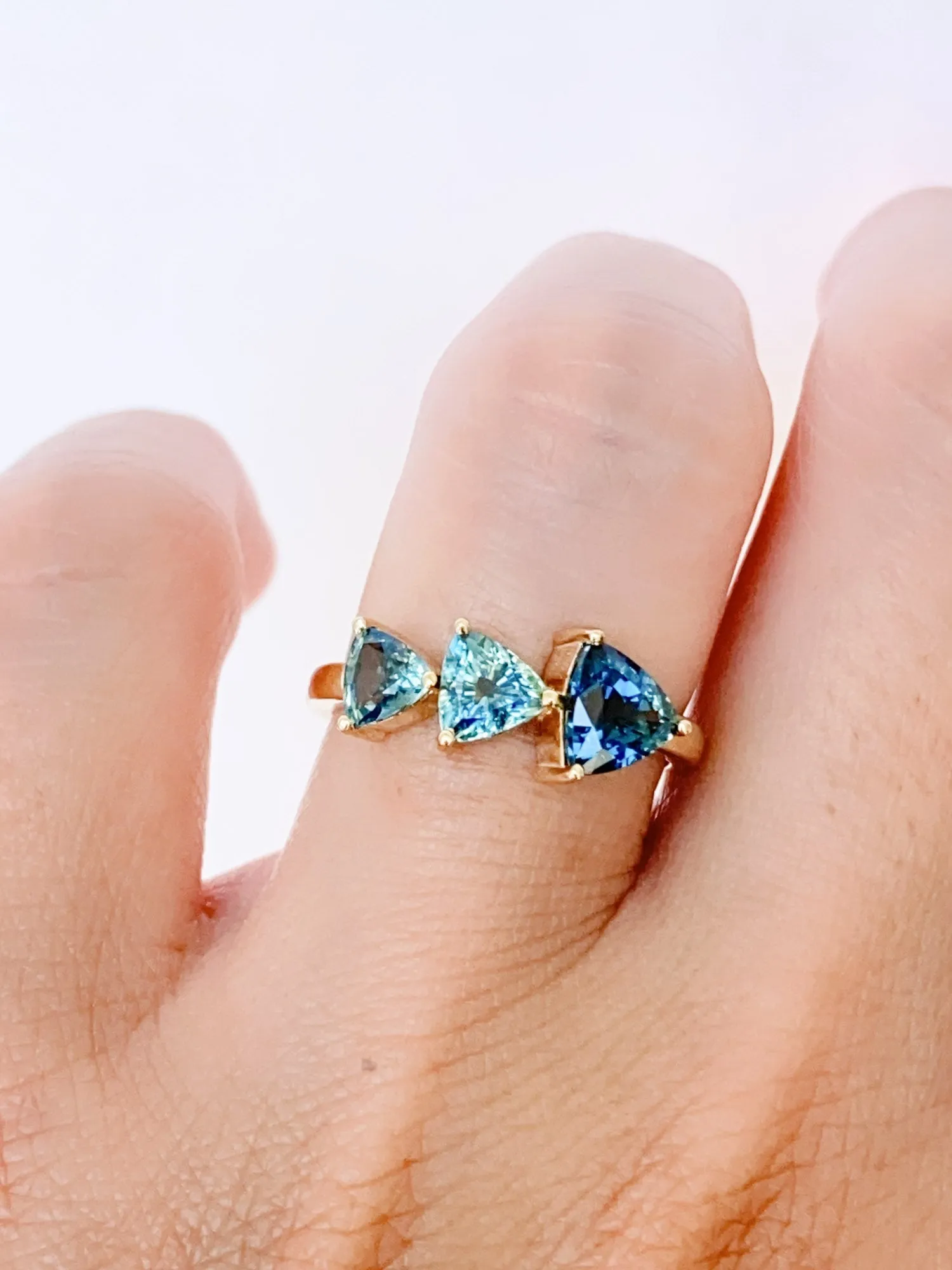 Graduated Size Ombré Teal Sapphire Ring with 2.4ctw in 14K Gold