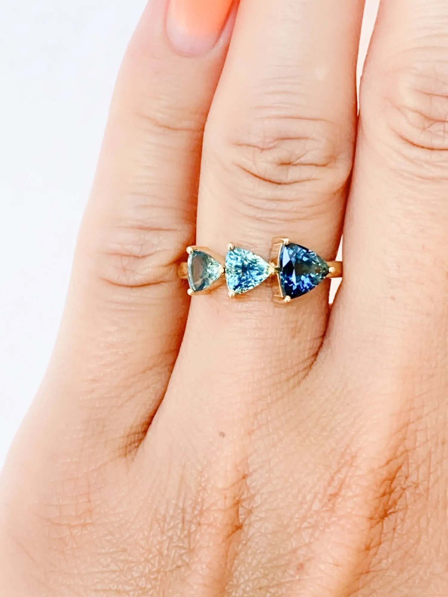 Graduated Size Ombré Teal Sapphire Ring with 2.4ctw in 14K Gold