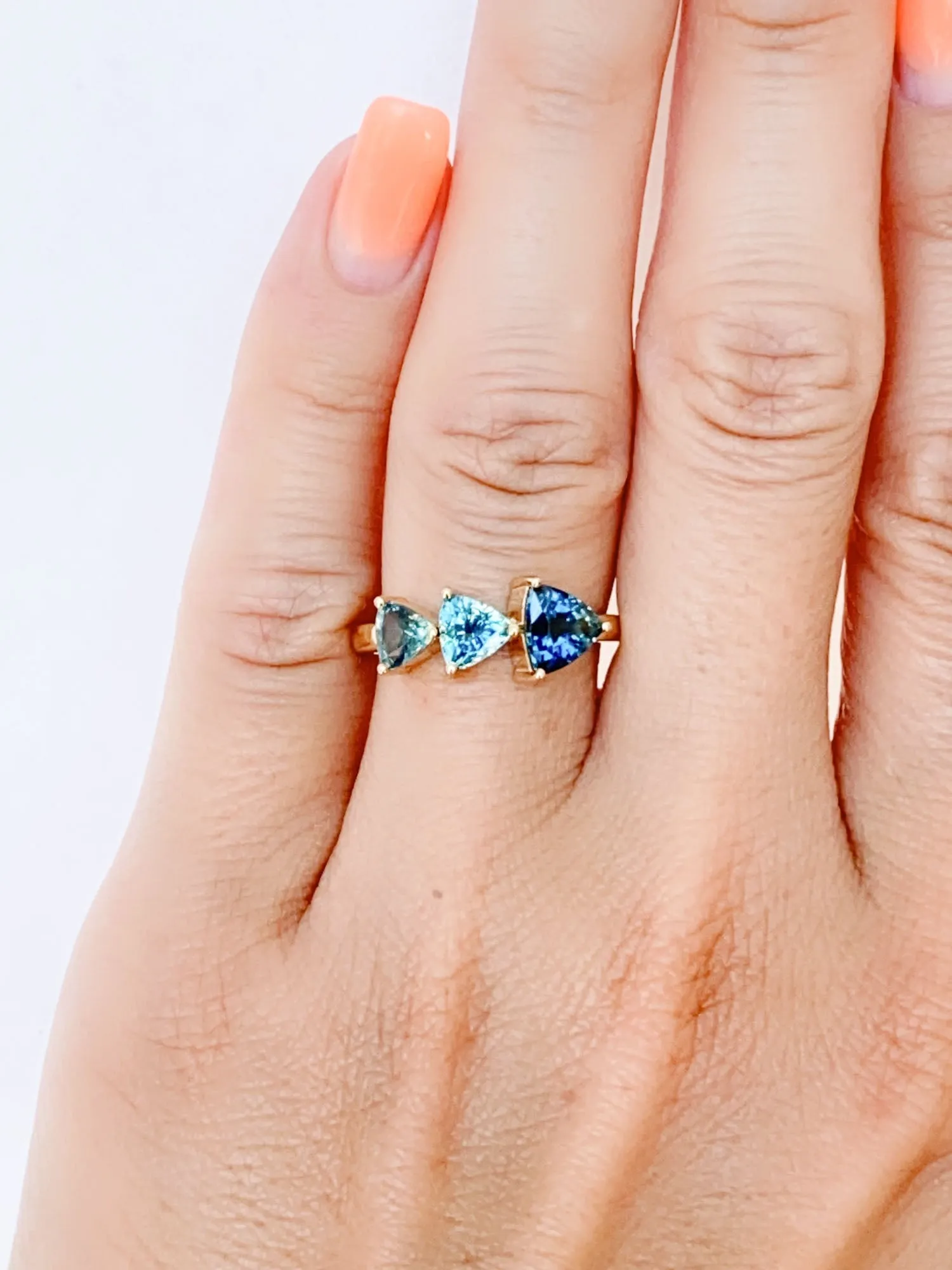 Graduated Size Ombré Teal Sapphire Ring with 2.4ctw in 14K Gold